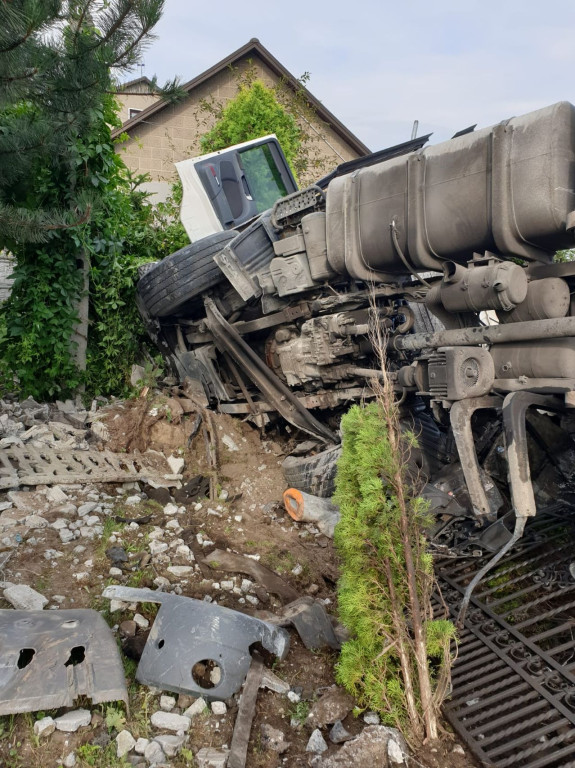 Ciężarówka wjechała w ogrodzenie w Czermnie [zdjęcia]