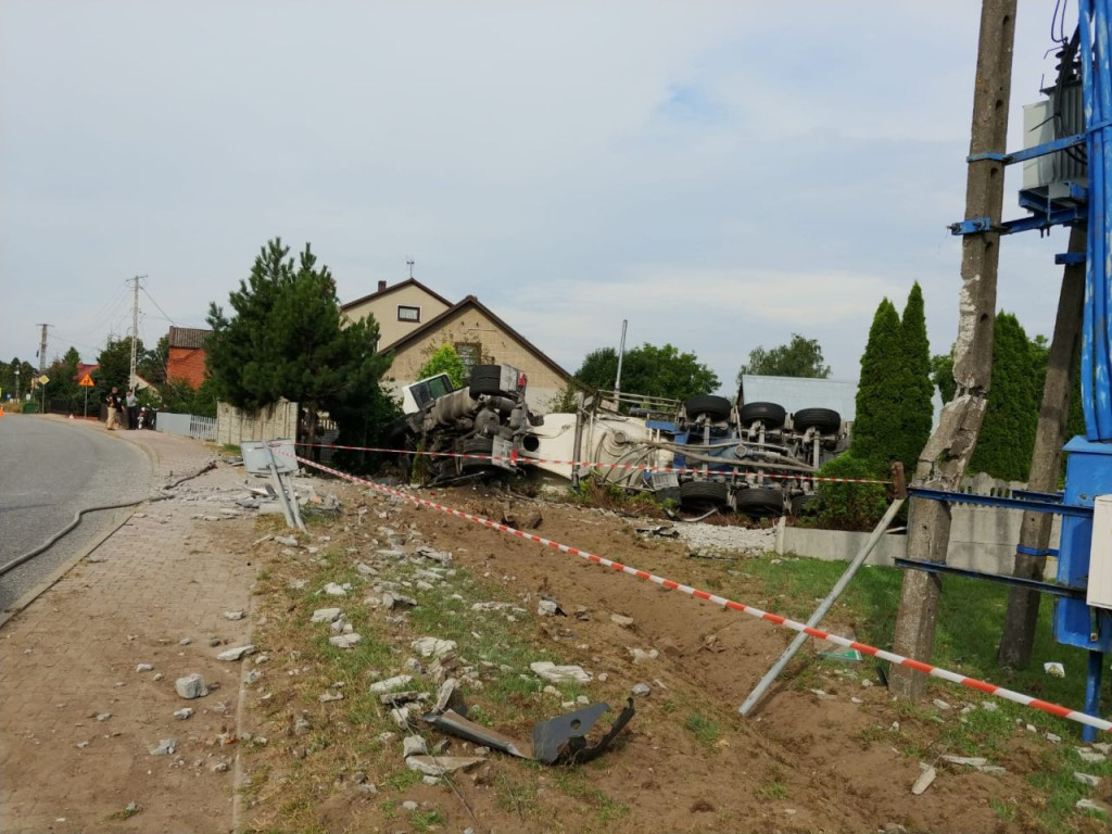 Ciężarówka wjechała w ogrodzenie w Czermnie [zdjęcia]