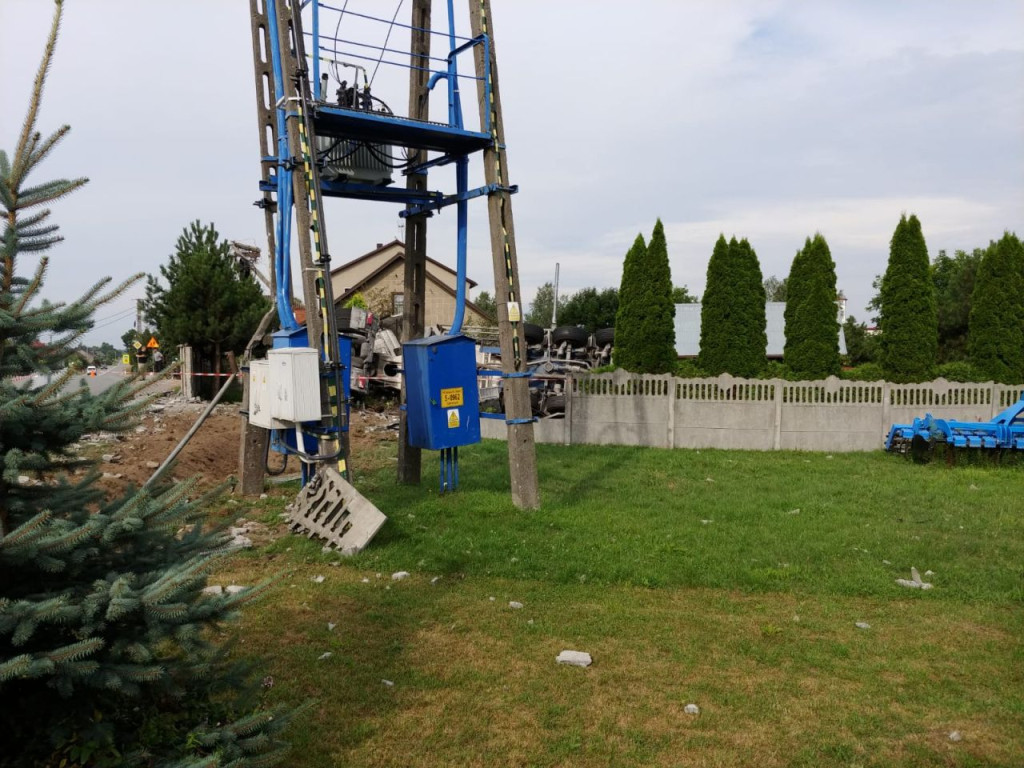 Ciężarówka wjechała w ogrodzenie w Czermnie [zdjęcia]