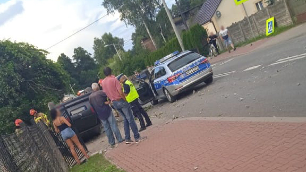 Spektakularne dachowanie Opla w Młynku Nieświńskim