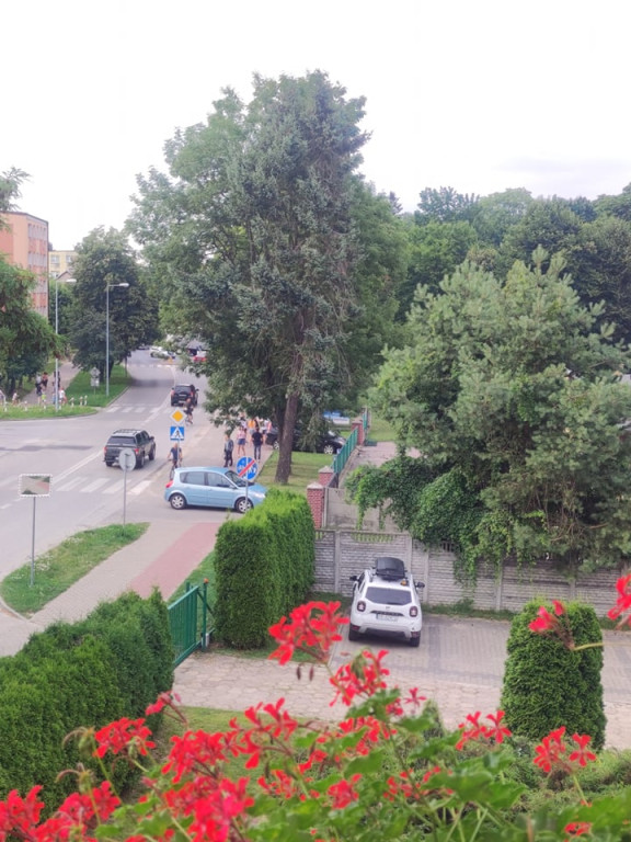 Wjechał w ogrodzenie przychodni. Policja ustala dlaczego