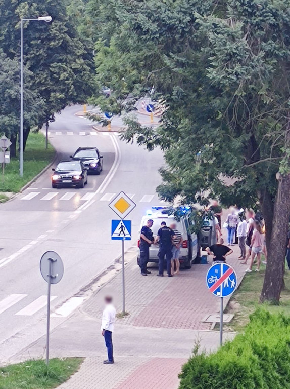 Wjechał w ogrodzenie przychodni. Policja ustala dlaczego