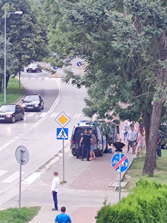 Wjechał w ogrodzenie przychodni. Policja ustala dlaczego