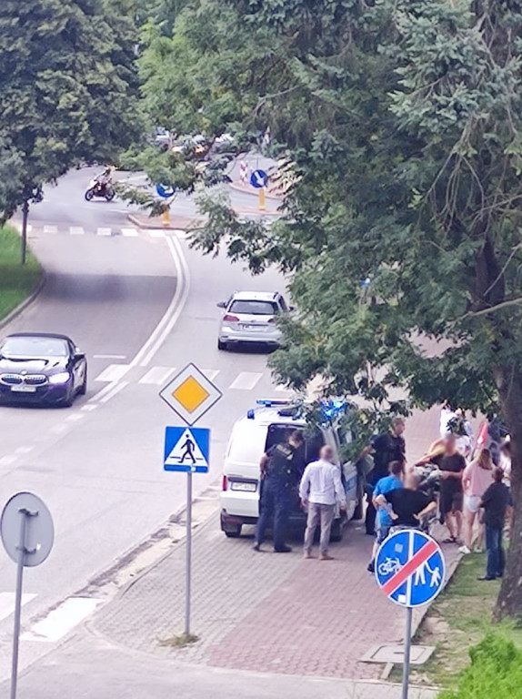 Wjechał w ogrodzenie przychodni. Policja ustala dlaczego