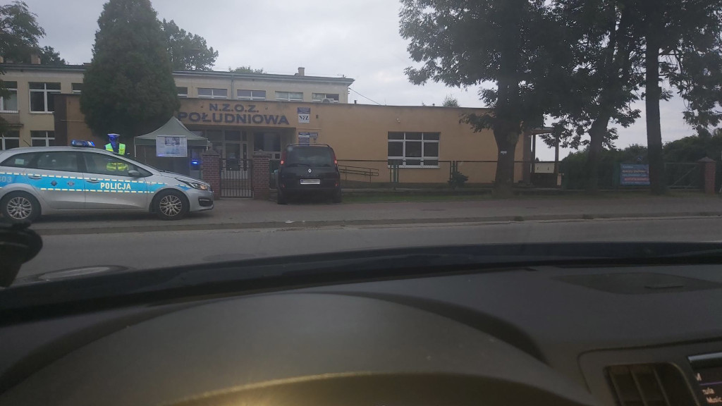 Wjechał w ogrodzenie przychodni. Policja ustala dlaczego