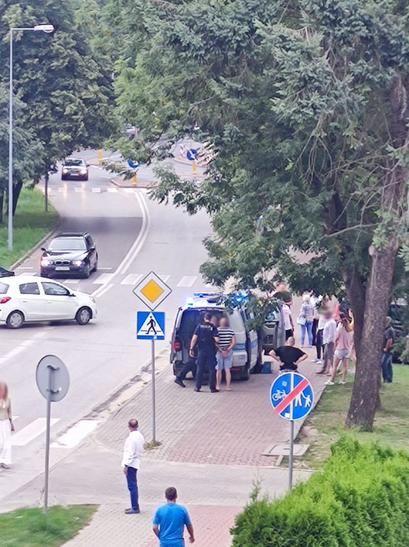 Wjechał w ogrodzenie przychodni. Policja ustala dlaczego