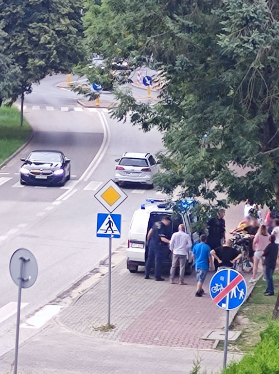 Wjechał w ogrodzenie przychodni. Policja ustala dlaczego