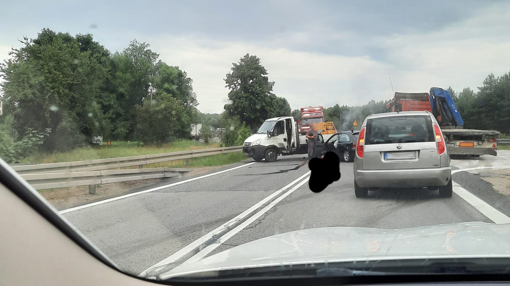 Zderzenie na DK74 w Jacentowie. Jedna osoba w szpitalu.
