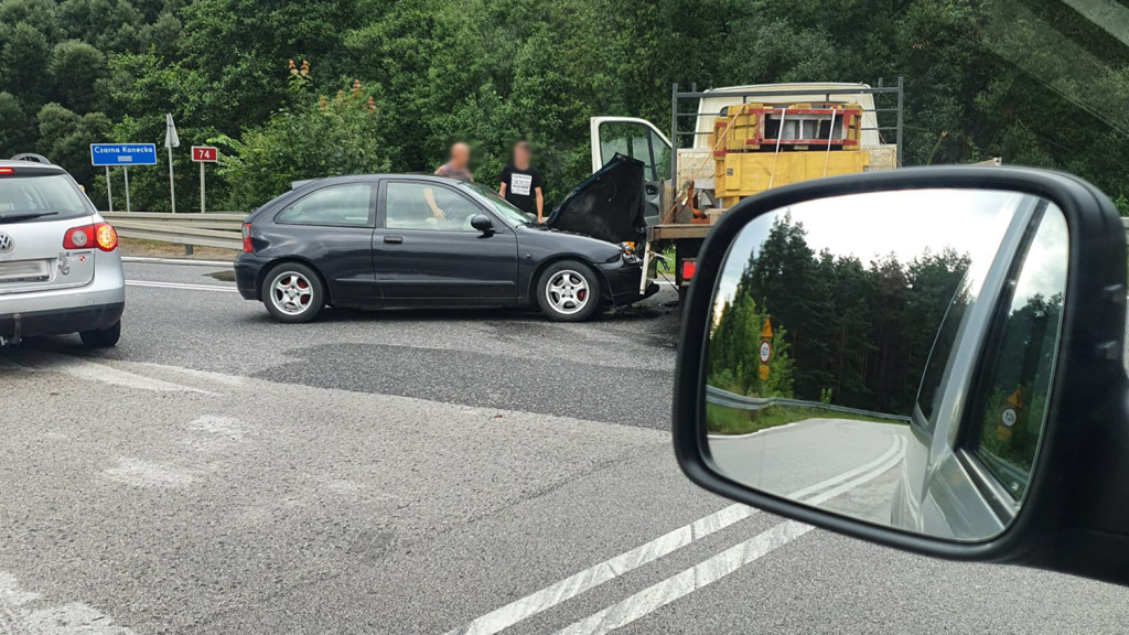 Zderzenie na DK74 w Jacentowie. Jedna osoba w szpitalu.