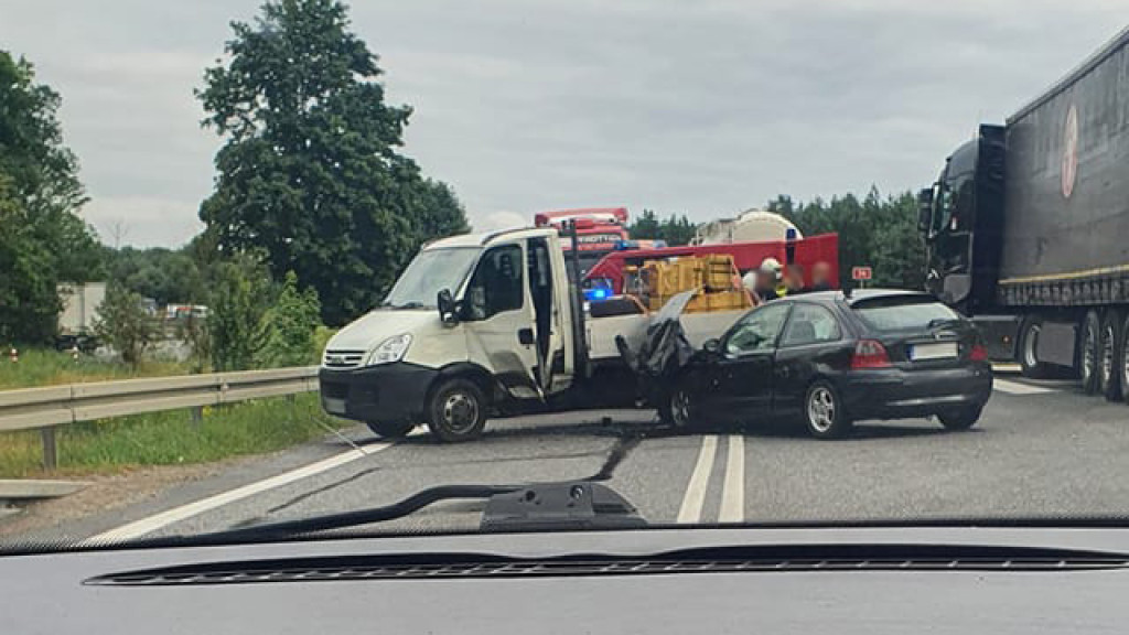 Zderzenie na DK74 w Jacentowie. Jedna osoba w szpitalu.