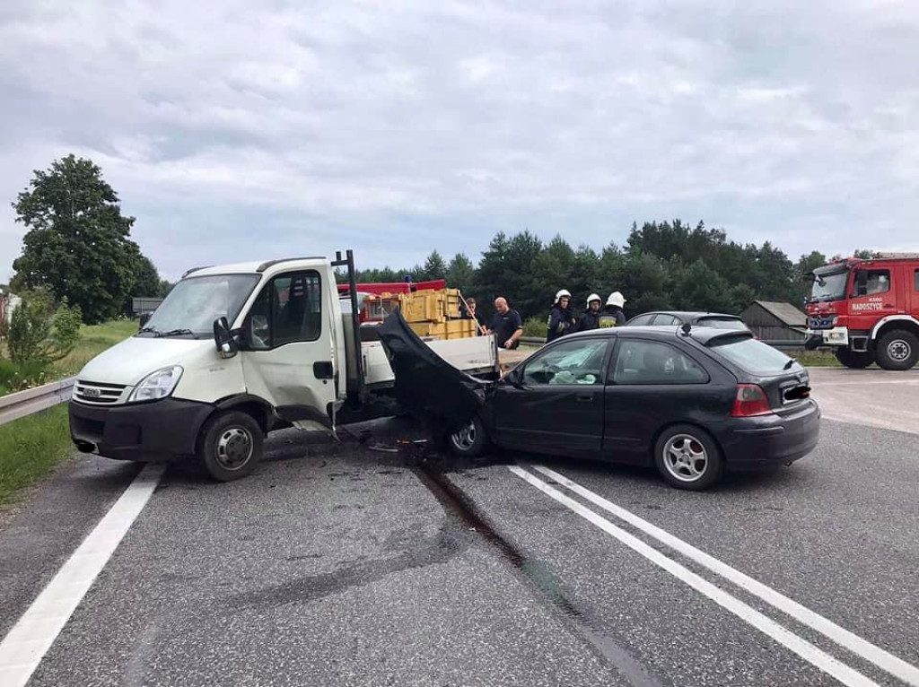 Zderzenie na DK74 w Jacentowie. Jedna osoba w szpitalu.