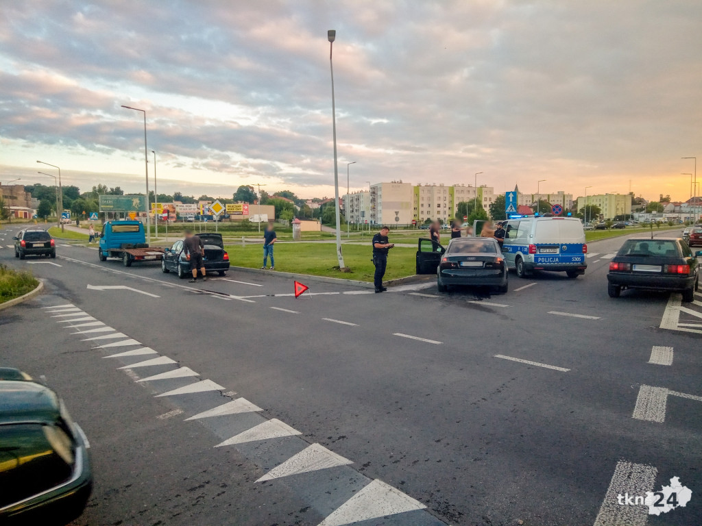 Kolizja BMW i Audi na skrzyżowaniu obok Kauflandu