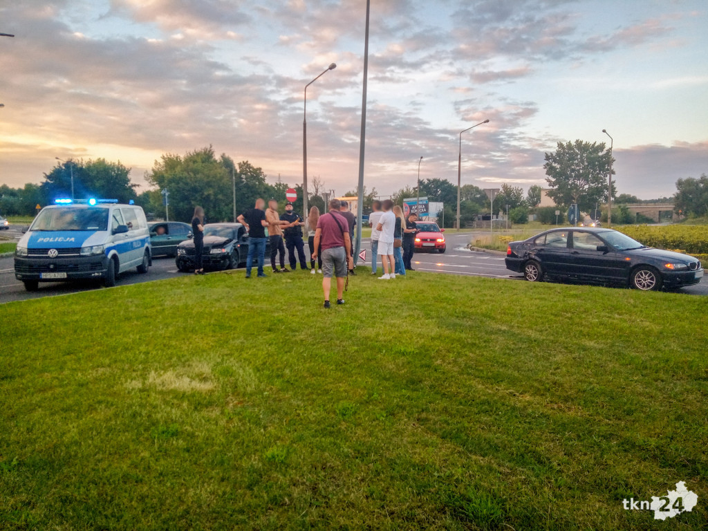 Kolizja BMW i Audi na skrzyżowaniu obok Kauflandu