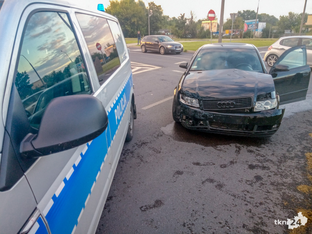 Kolizja BMW i Audi na skrzyżowaniu obok Kauflandu