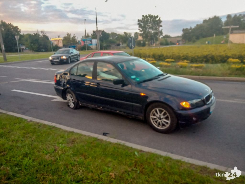 Kolizja BMW i Audi na skrzyżowaniu obok Kauflandu