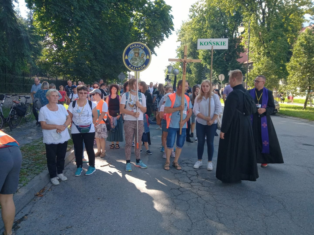 43. Pielgrzymka z Końskich już na trasie! Wyruszyło około 120 osób [wideo, zdjęcia]
