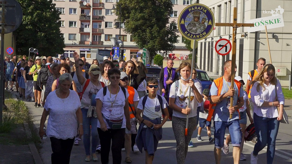 43. Pielgrzymka z Końskich już na trasie! Wyruszyło około 120 osób [wideo, zdjęcia]