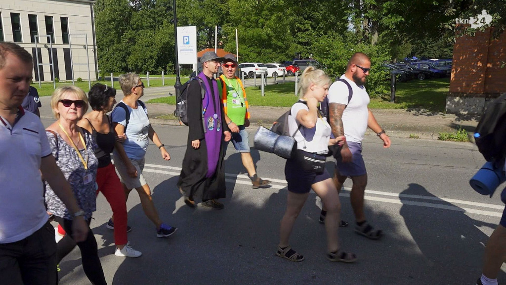 43. Pielgrzymka z Końskich już na trasie! Wyruszyło około 120 osób [wideo, zdjęcia]