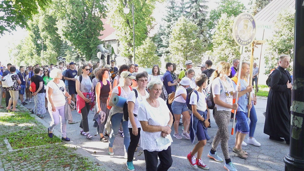 43. Pielgrzymka z Końskich już na trasie! Wyruszyło około 120 osób [wideo, zdjęcia]