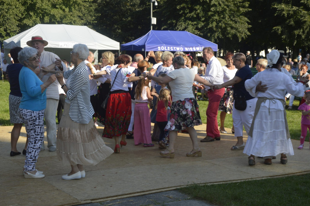 WIDEO: Niedziela na ludowo w koneckim parku [fotogaleria]