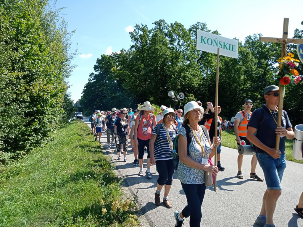 Pielgrzymi dziś wędrowali przez trzy diecezje [fotorelacja]