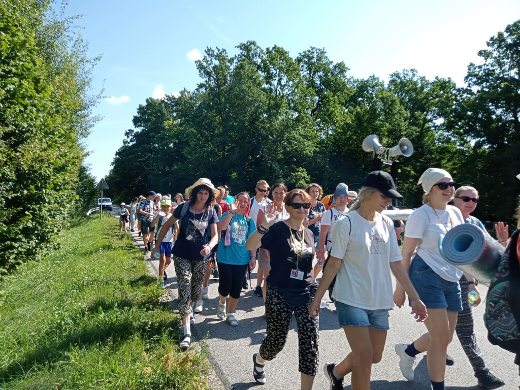 Pielgrzymi dziś wędrowali przez trzy diecezje [fotorelacja]