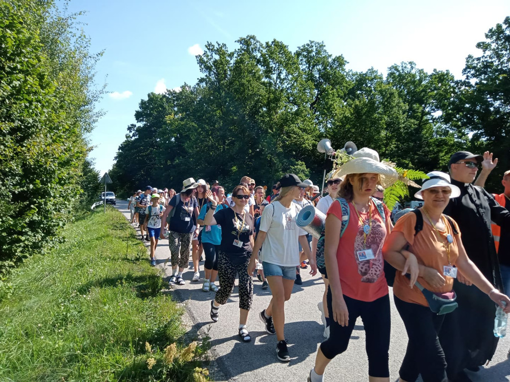 Pielgrzymi dziś wędrowali przez trzy diecezje [fotorelacja]