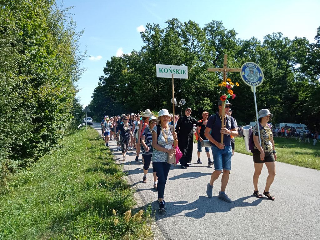 Pielgrzymi dziś wędrowali przez trzy diecezje [fotorelacja]