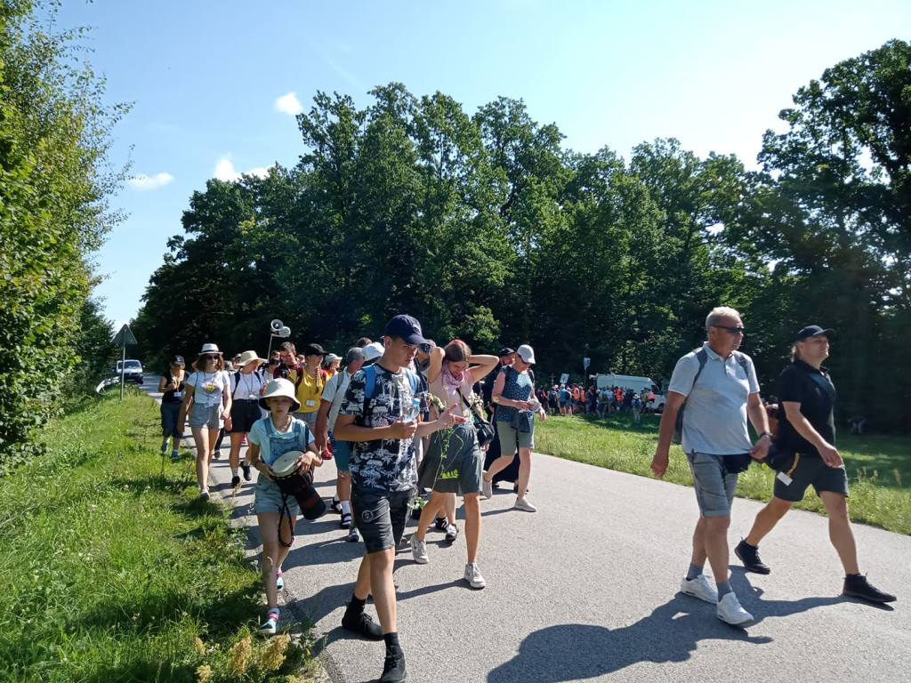 Pielgrzymi dziś wędrowali przez trzy diecezje [fotorelacja]