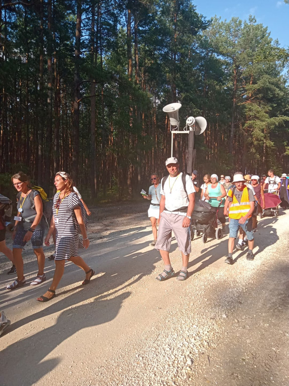 Pielgrzymi dziś wędrowali przez trzy diecezje [fotorelacja]