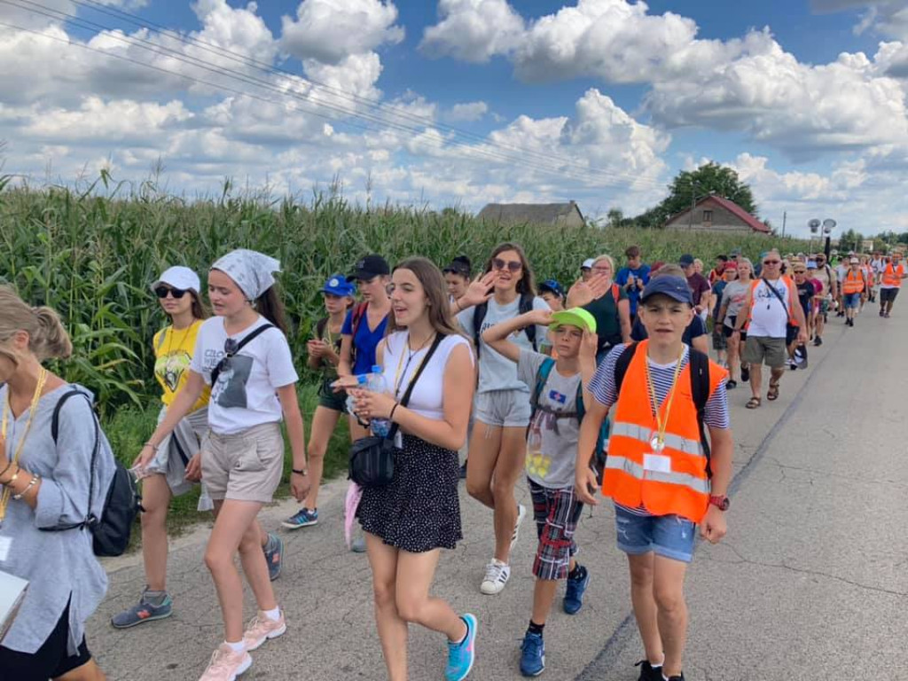 Za naszymi pielgrzymami kolejny dzień marszu [fotorelacja]