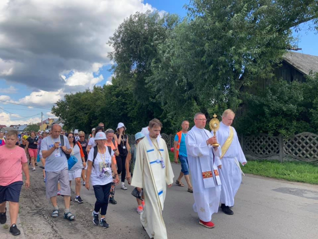 Za naszymi pielgrzymami kolejny dzień marszu [fotorelacja]