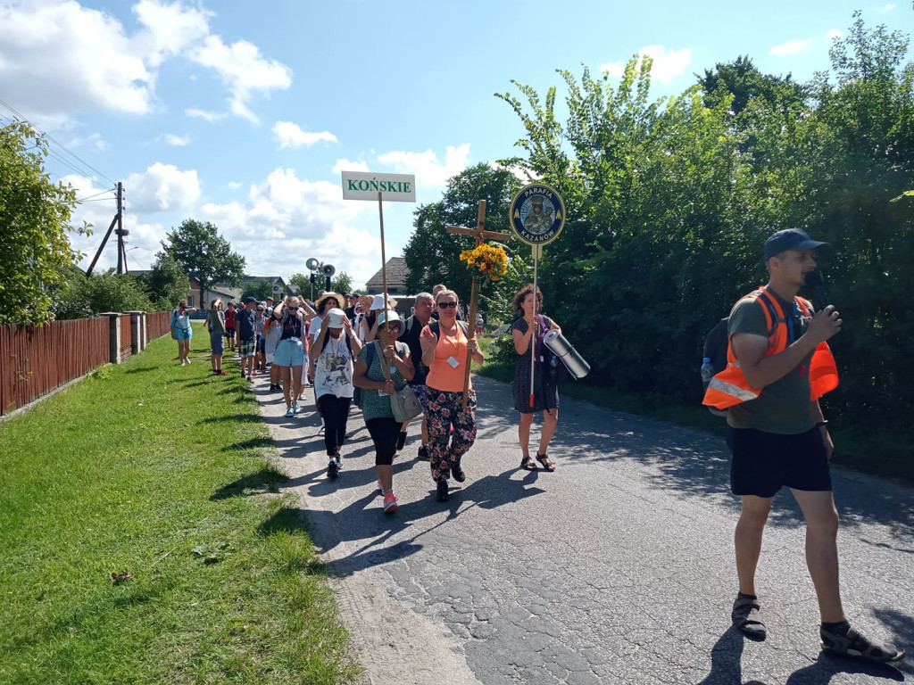 Za naszymi pielgrzymami kolejny dzień marszu [fotorelacja]