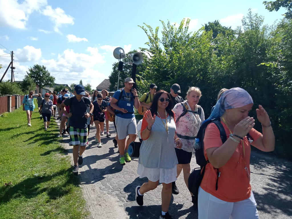 Za naszymi pielgrzymami kolejny dzień marszu [fotorelacja]