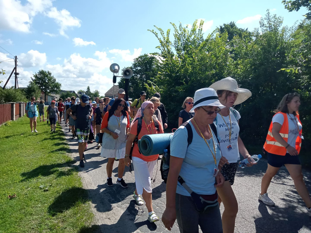 Za naszymi pielgrzymami kolejny dzień marszu [fotorelacja]