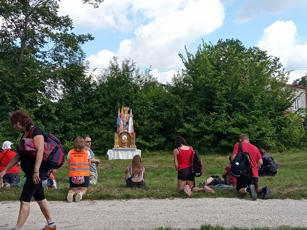 Za naszymi pielgrzymami kolejny dzień marszu [fotorelacja]