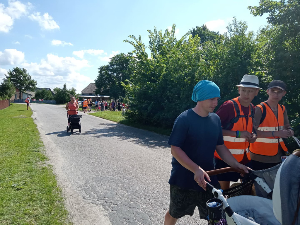 Za naszymi pielgrzymami kolejny dzień marszu [fotorelacja]
