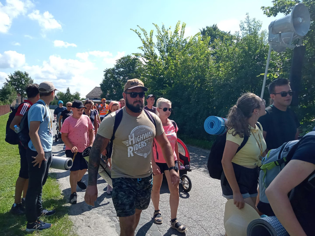 Za naszymi pielgrzymami kolejny dzień marszu [fotorelacja]