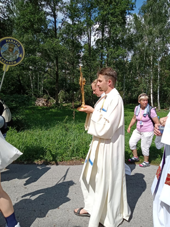 Za naszymi pielgrzymami kolejny dzień marszu [fotorelacja]