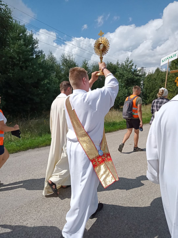 Za naszymi pielgrzymami kolejny dzień marszu [fotorelacja]