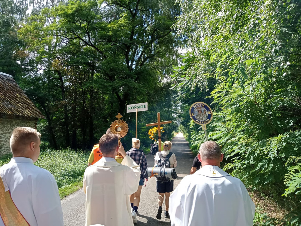 Za naszymi pielgrzymami kolejny dzień marszu [fotorelacja]