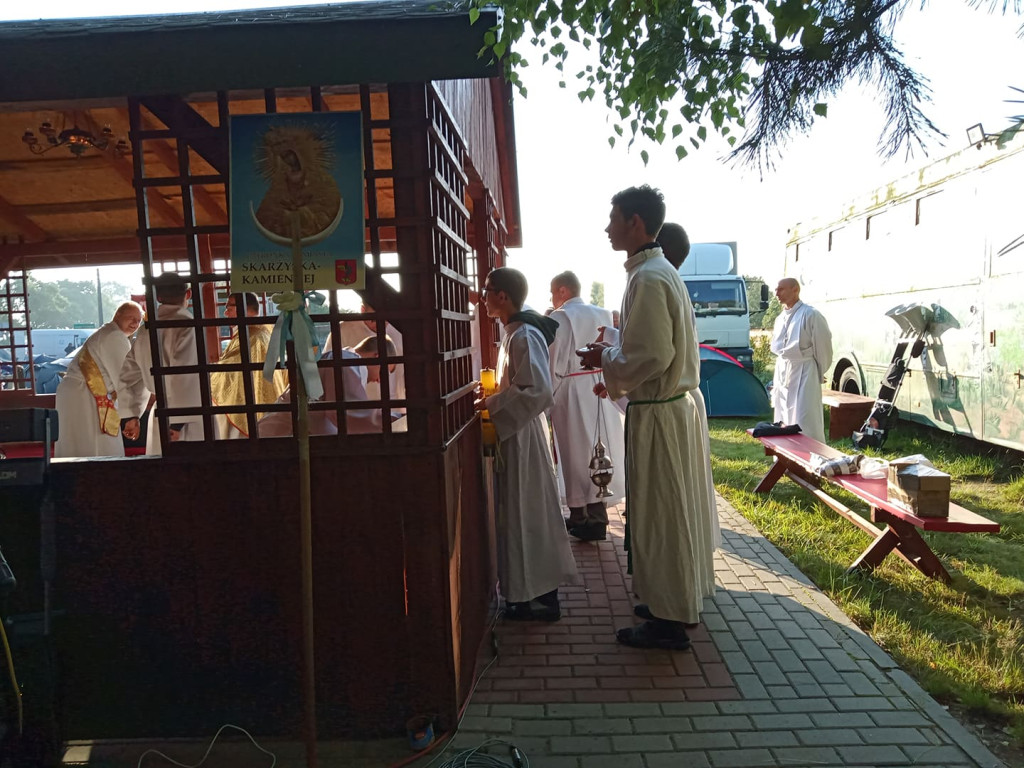 Pielgrzymi blisko Częstochowy. Dziś spotkali się z biskupem [zdjęcia]