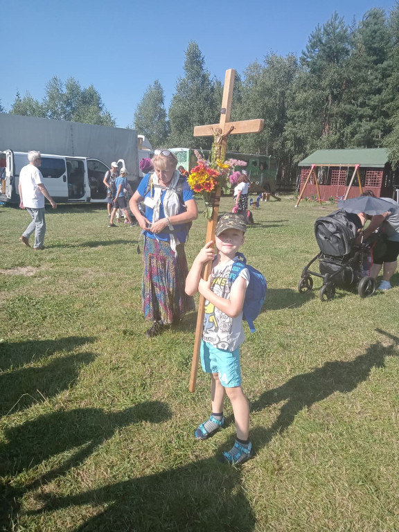 Pielgrzymi blisko Częstochowy. Dziś spotkali się z biskupem [zdjęcia]