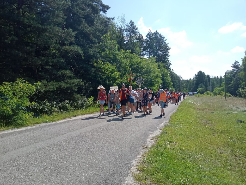 Pielgrzymi blisko Częstochowy. Dziś spotkali się z biskupem [zdjęcia]