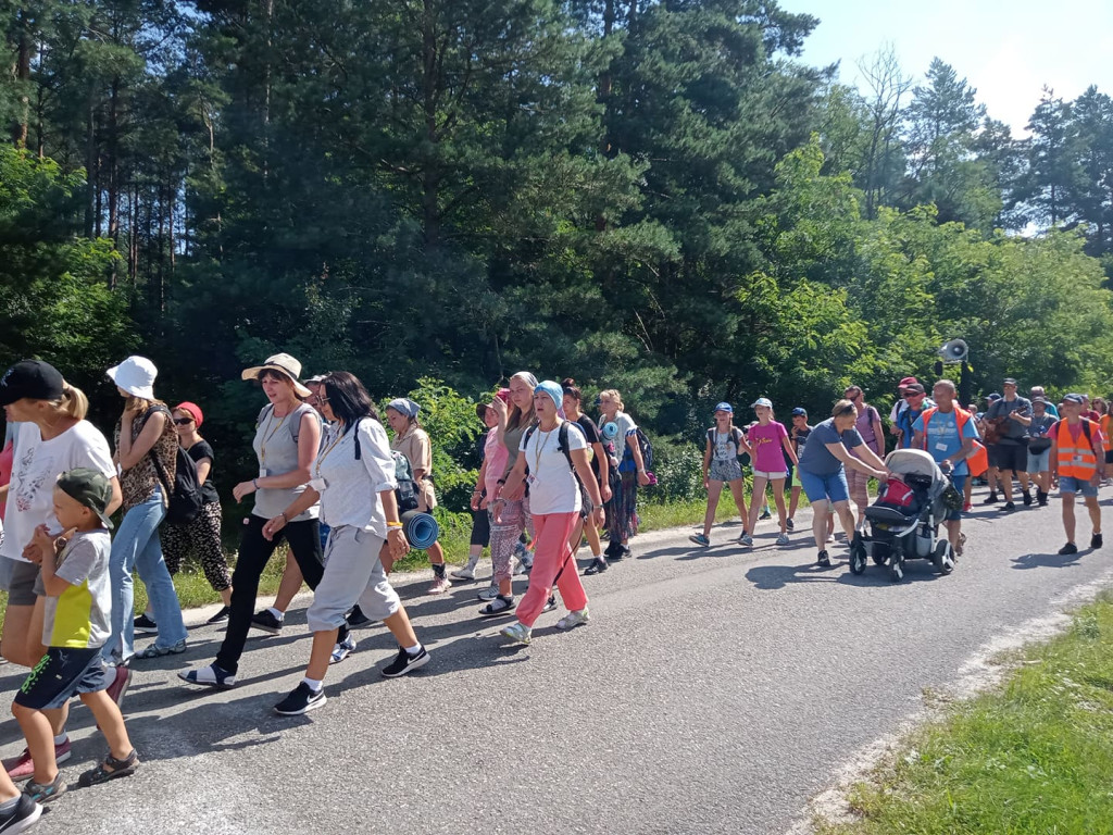 Pielgrzymi blisko Częstochowy. Dziś spotkali się z biskupem [zdjęcia]