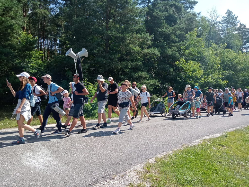 Pielgrzymi blisko Częstochowy. Dziś spotkali się z biskupem [zdjęcia]