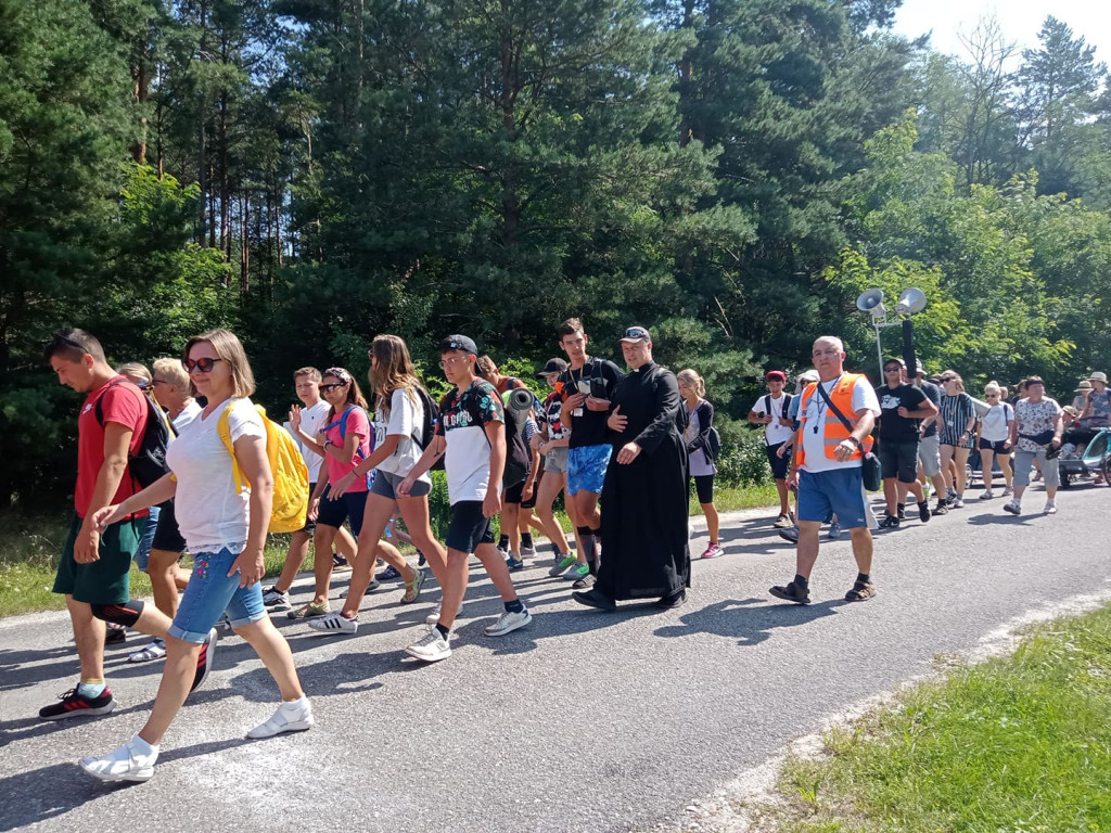 Pielgrzymi blisko Częstochowy. Dziś spotkali się z biskupem [zdjęcia]