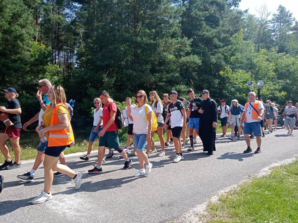Pielgrzymi blisko Częstochowy. Dziś spotkali się z biskupem [zdjęcia]