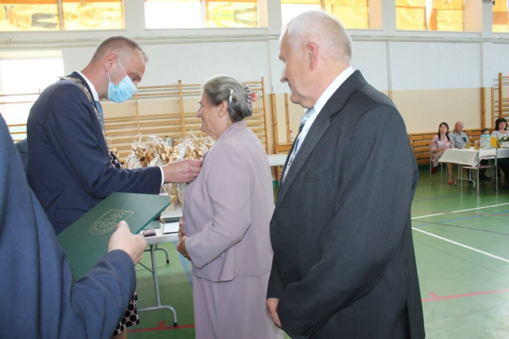 Smyków: Szesnaście par obchodziło 50-lecie pożycia małżeńskiego [zdjęcia]