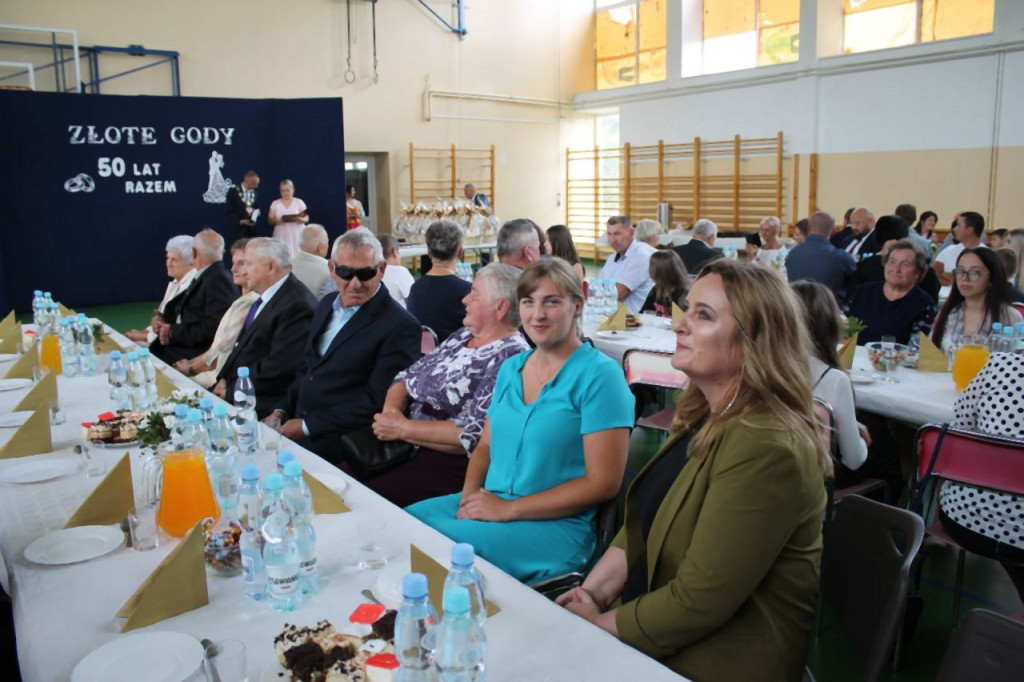 Smyków: Szesnaście par obchodziło 50-lecie pożycia małżeńskiego [zdjęcia]